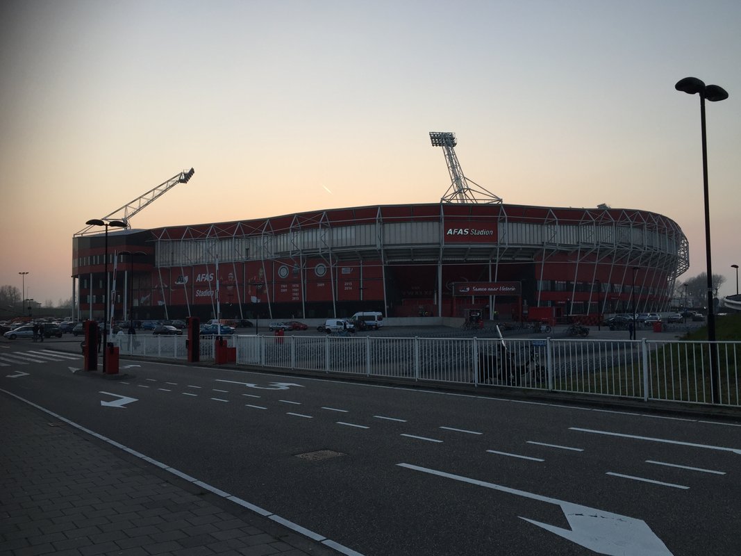 AZ gestart met versieringen rondom stadion