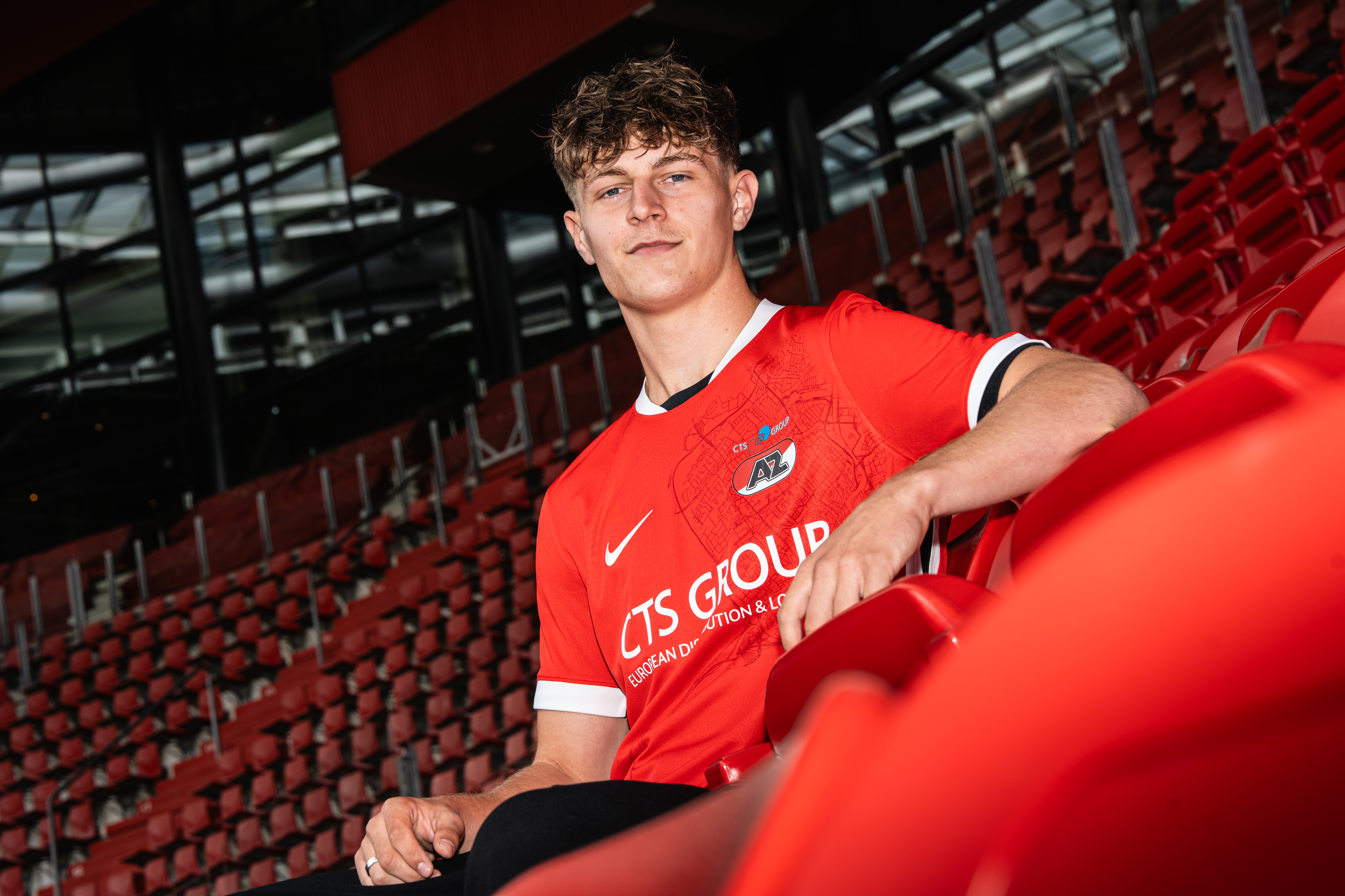 Groot viert zijn groei met het eerste professionele contract.