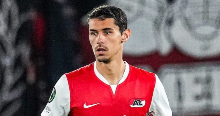 Alexandre Penetra op weg naar de uitgang in Alkmaar  UPDATE