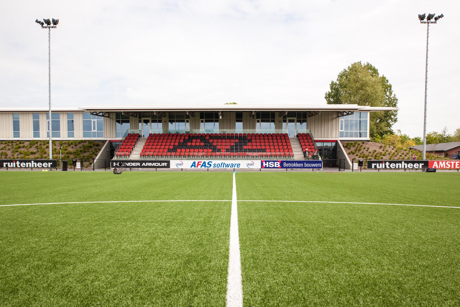Jong AZ begint niet goed tegen FC Eindhoven.