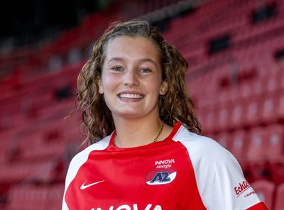 Angel Harting tekent eerste profcontract