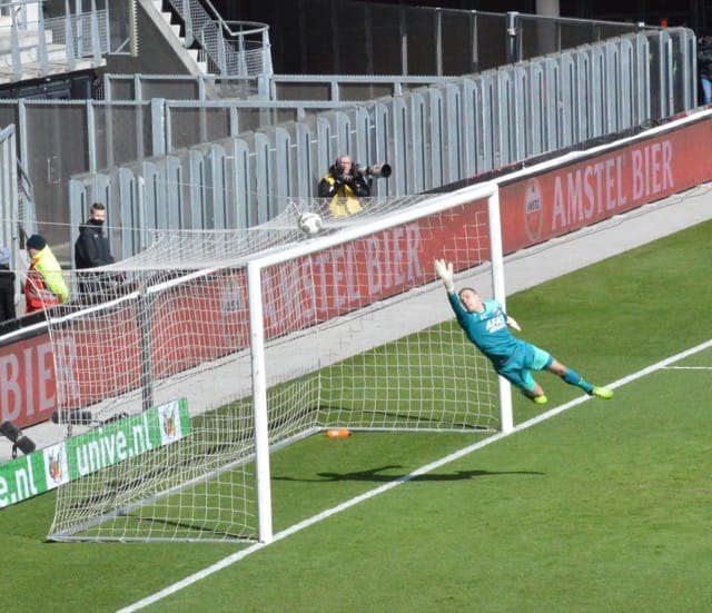 Mexx Meerdink bezorgt AZ zege met penalty direct na invalbeurt